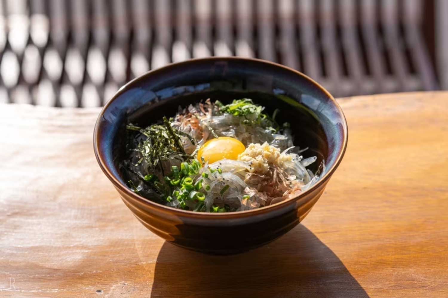 淡路島の生しらす丼~オリーブ卵のせ~